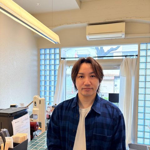 カフェカウンターのスタッフ
